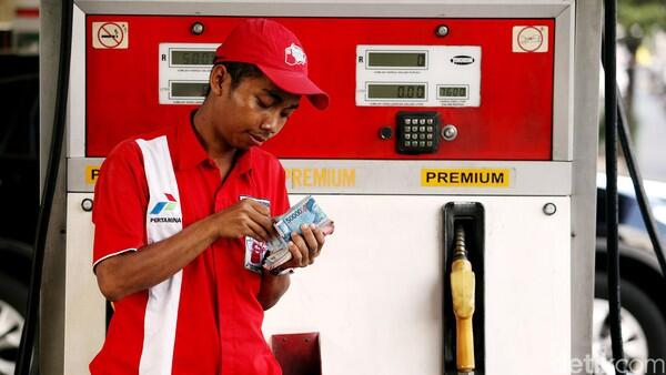 Ingin Pertamina Selamat? Jokowi Harus Naikkan Harga Premium dan Solar