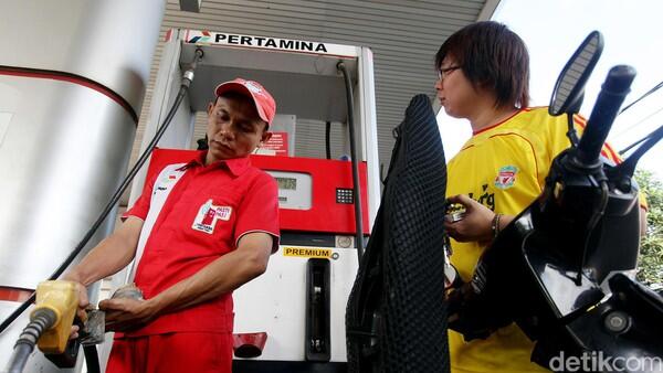 Ingin Pertamina Selamat? Jokowi Harus Naikkan Harga Premium dan Solar