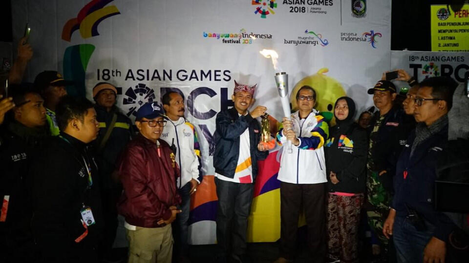 Ketika Api Obor Asian Games 2018 Bertemu Blue Fire di Kawah Ijen