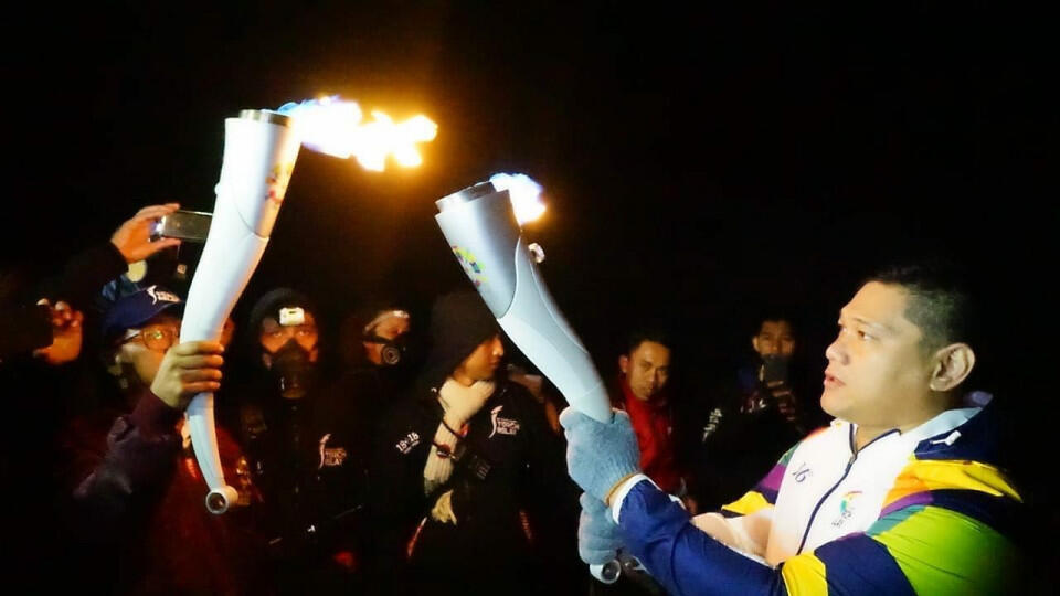 Ketika Api Obor Asian Games 2018 Bertemu Blue Fire di Kawah Ijen