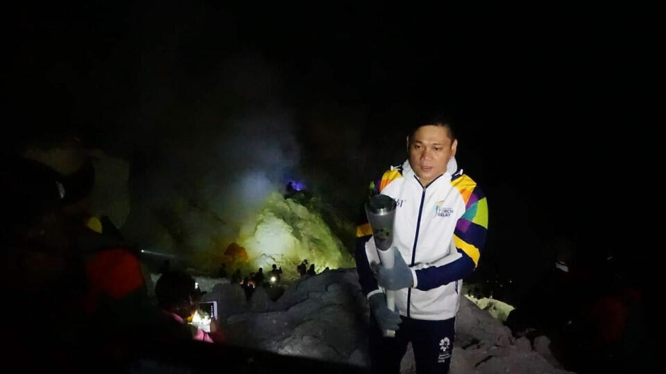 Ketika Api Obor Asian Games 2018 Bertemu Blue Fire di Kawah Ijen