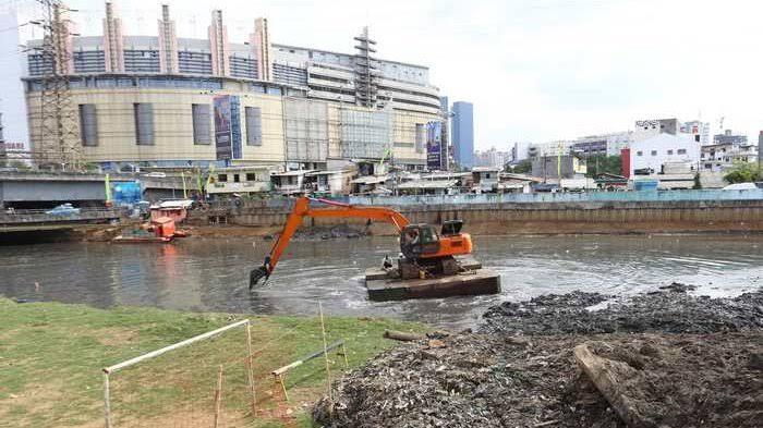 Sungai/Kali Di Jakarta Itu Harusnya Dibersihkan Bukan Di Tutupi