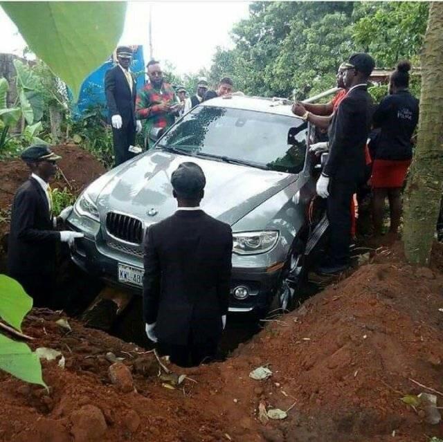 Viral, Pengusaha Kaya Ini Minta Dikubur Di Dalam Mobil BMW Mewah Sebagai Peti Matinya