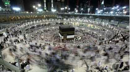 Terungkap! Kenapa Tawaf Mengelilingi Ka'bah Arahnya Berlawanan Dengan Jarum Jam