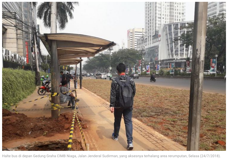 Anies Akan Bongkar Area Rumput yang Pisahkan Halte Bus dengan Jalan Sudirman
