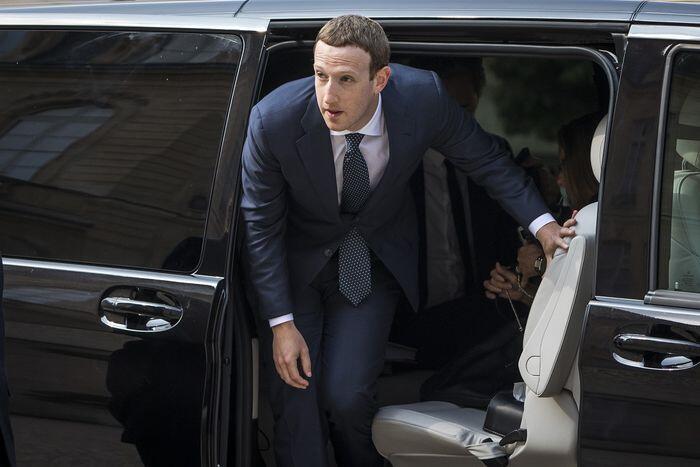 Saham Facebook remuk, kekayaan Zuckerberg terpuruk