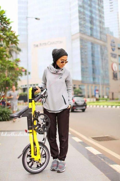 Nyaman Dipakai Para Ukhti, Baju Olahraga Anti Ketat Ini Enak buat Jungkir Balik