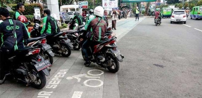 Anies Baswedan Fasilitasi Ojol Ngetem