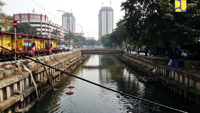 Peneliti LIPI Heran Bau di Kali Item Diberi Pewangi