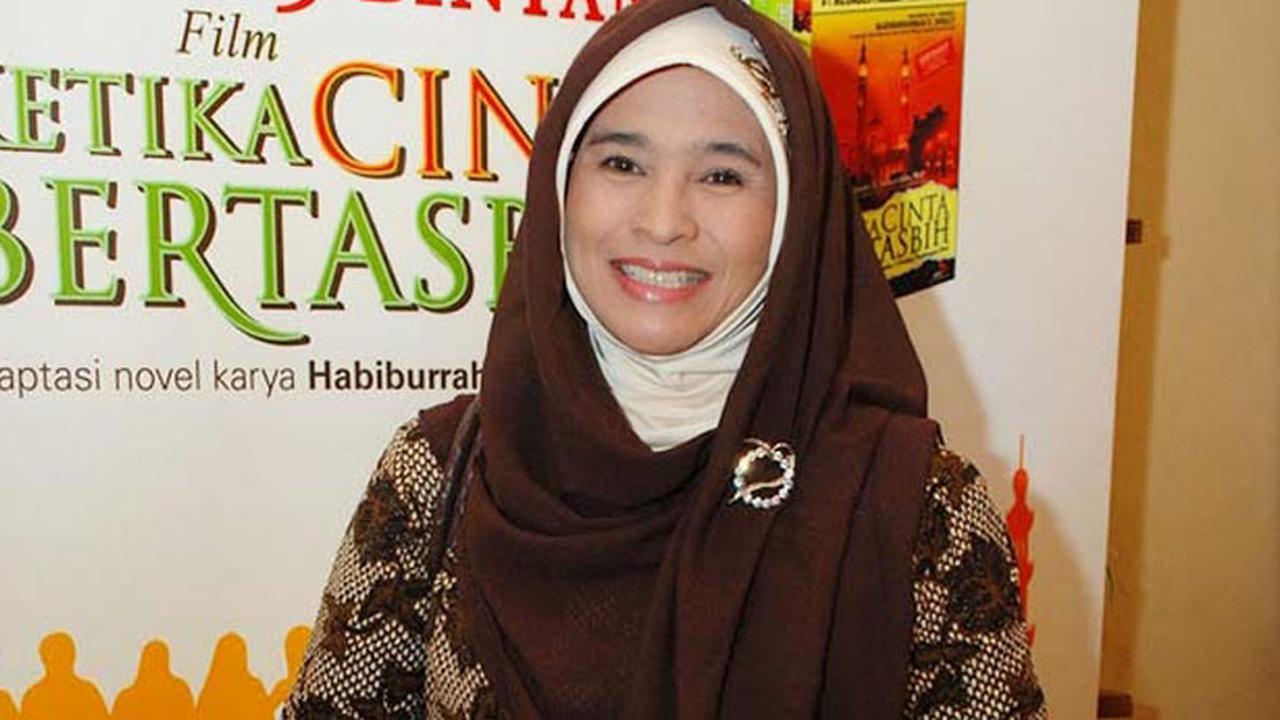 Ditolak Massa, Neno Warisman Tertahan 6 Jam di Bandara Batam