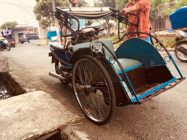 “Mas Gendut”, #PahlawanSekitarKita Yang Padukan Becak &amp; Sepeda Motor