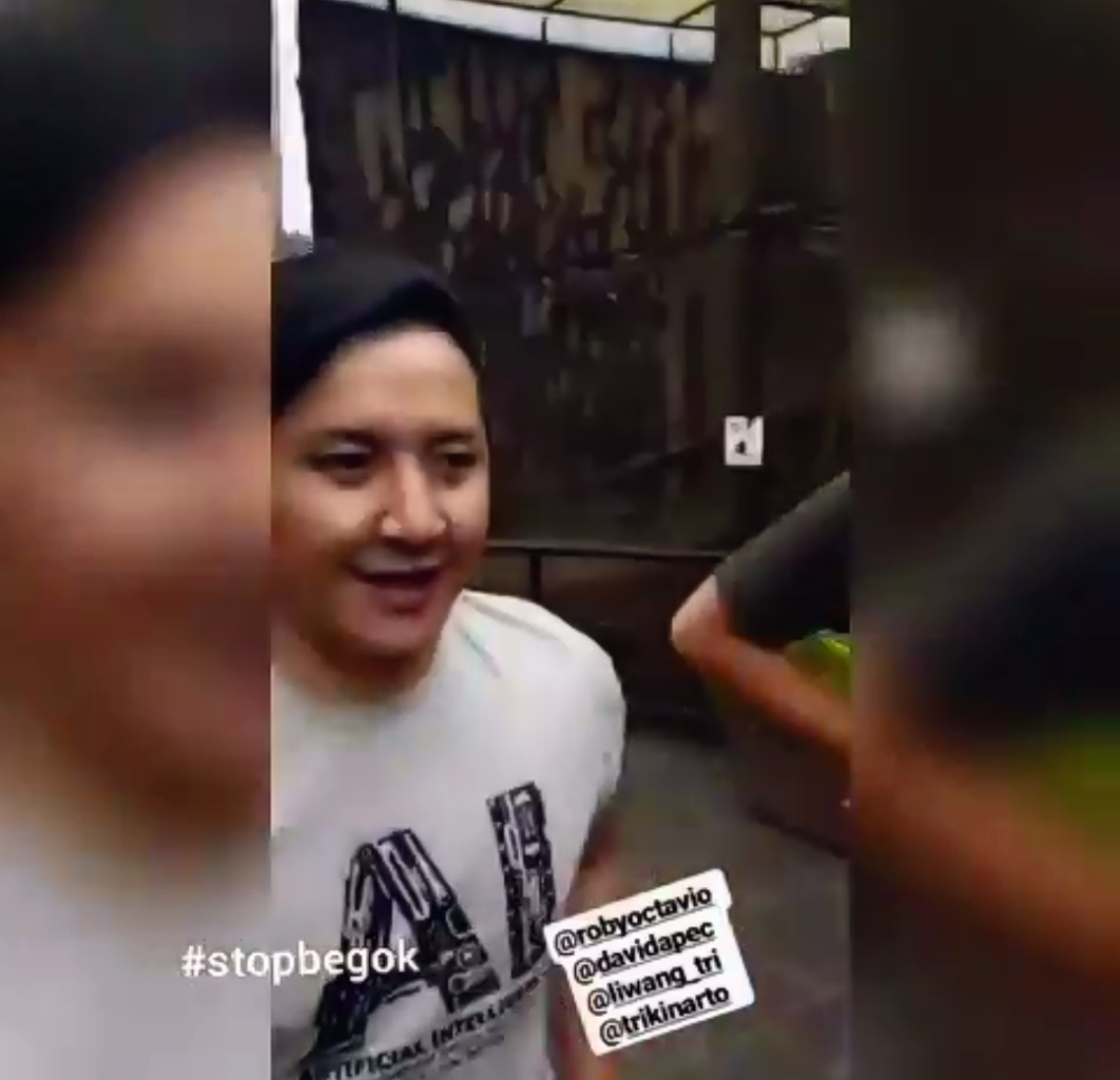 Viral, Pria Asapi Monyet dengan Vapor di Batu Secret Zoo