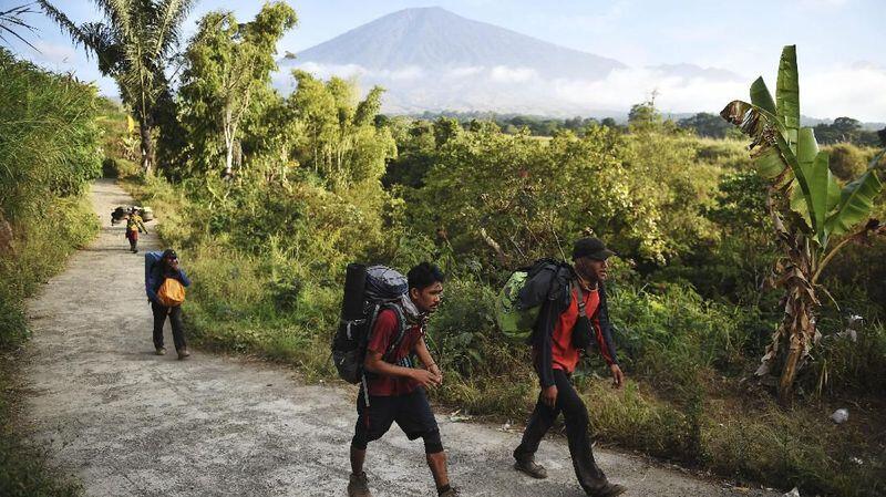 Sebanyak 543 Pengunjung Dievakuasi dari Rinjani, Sisa 6 Orang.
