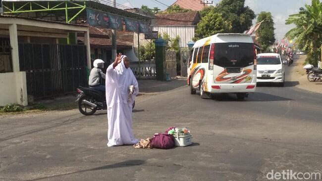Ini Penampakan Nenek yang Bikin Heboh Salat di Tengah Jalan