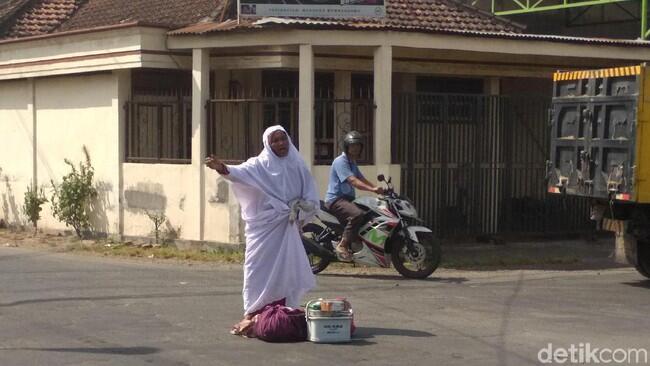 Ini Penampakan Nenek yang Bikin Heboh Salat di Tengah Jalan