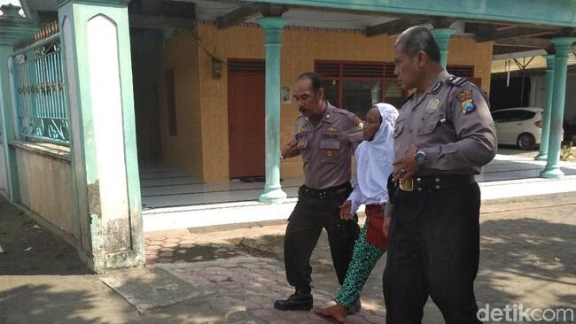 Ini Penampakan Nenek yang Bikin Heboh Salat di Tengah Jalan