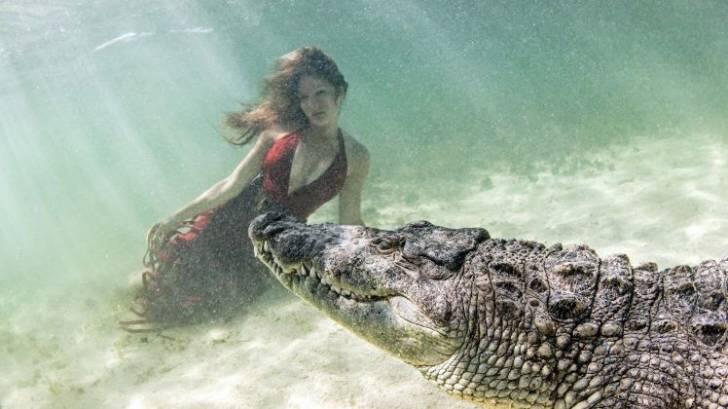 Keberanian Model Cantik Dalam Seni Fotografer &quot;Dengan Buaya&quot;