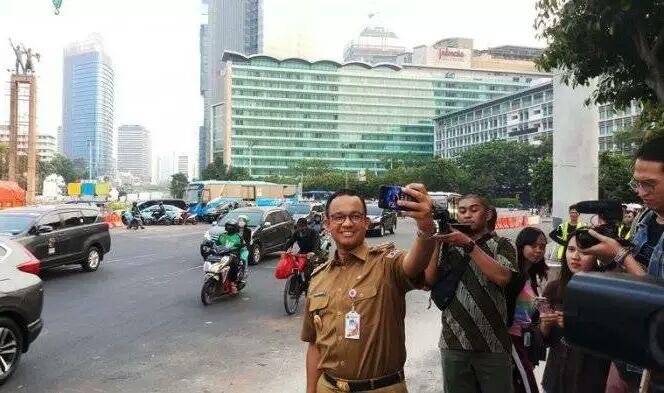 Penyeberang Kejar Batas 13 Detik, Anies Klaim Sesuai Data