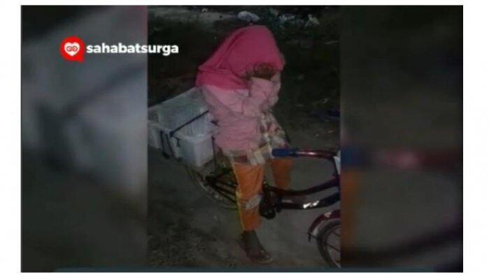 Berjualan Gorengan Hingga Jam 1 Malam, Gadis Kecil Ini Sembunyikan Tangis Sambil Kayu