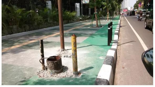 Tiang Dicabut, Jalur Sepeda di Trotoar GBK Masih Berbahaya