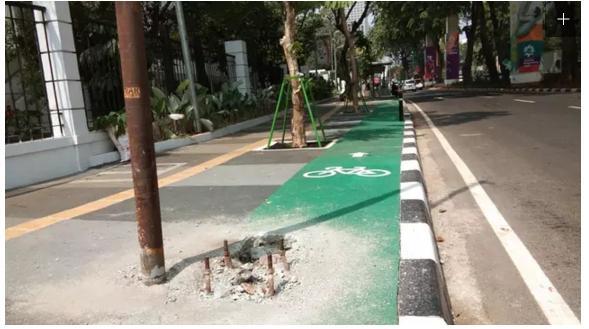 Tiang Dicabut, Jalur Sepeda di Trotoar GBK Masih Berbahaya