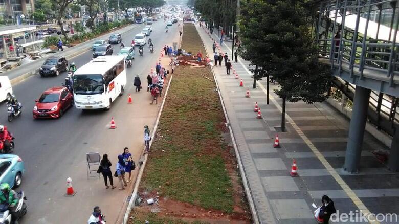 Dirut MRT: Rumput di Halte Jl Sudirman Bukan Pekerjaan MRT Jakarta