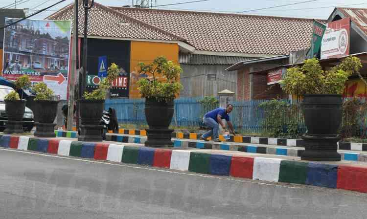 Percantik Wajah Kota Batu, Trotoar Dicat Warna-Warni