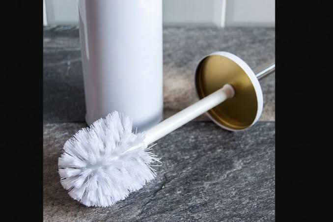 Terpeleset Di Toilet, Seorang Pria Tewas Tertusuk Sikat Toilet
