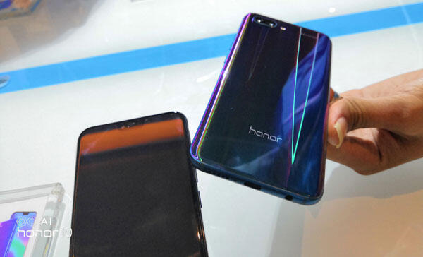 Honor 10 Smartphone Inovatif Berdesain Aurora Glass, Dengan Kamera Berteknologi AI