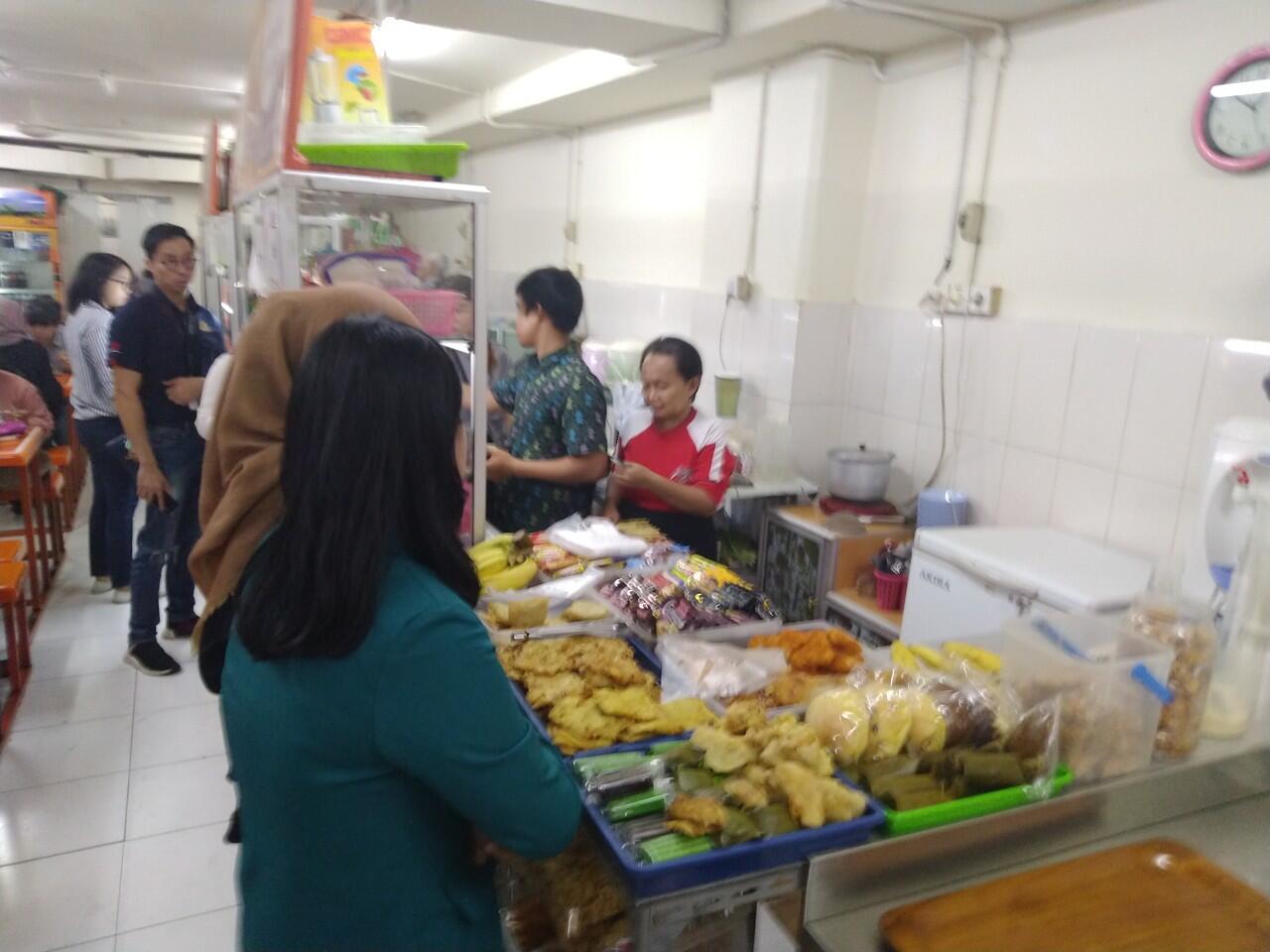 Kehidupan Bawah Tanah Ala Bisnismen Jakarta (makan siangnya)