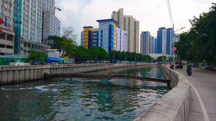 Virall !! Zaman Ahok Kali Item Di Pake Berenang, Kenapa Sekarang Jadi Hitam Dan Bau ?