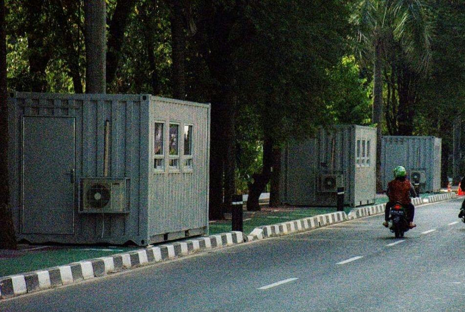 Setelah Tiang, Kontainer di Jalur Sepeda Jakarta Ini Kini Jadi Sorotan