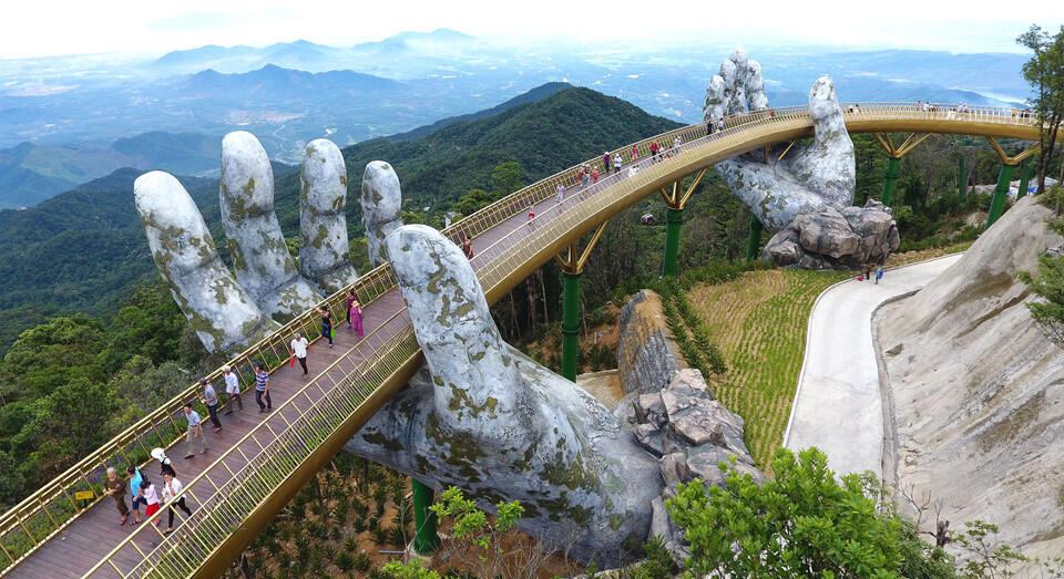 Mari Berpegangan Pada &quot;Dua Tangan Raksasa&quot; The Golden Bridge dari Vietnam