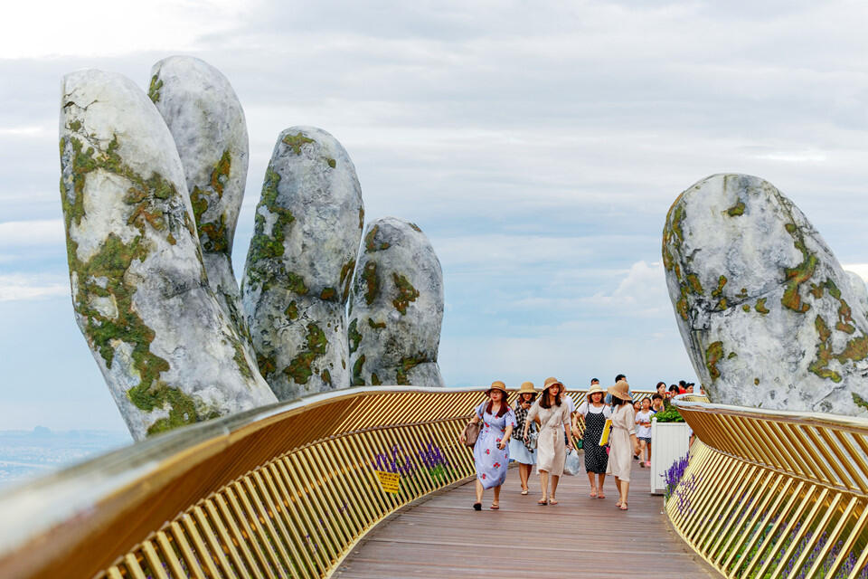 Mari Berpegangan Pada &quot;Dua Tangan Raksasa&quot; The Golden Bridge dari Vietnam