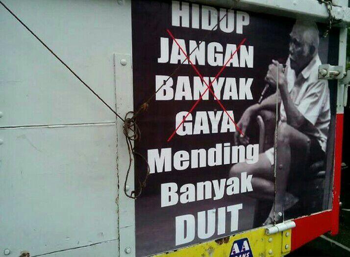 Bokong Truk Memang Menggoda..