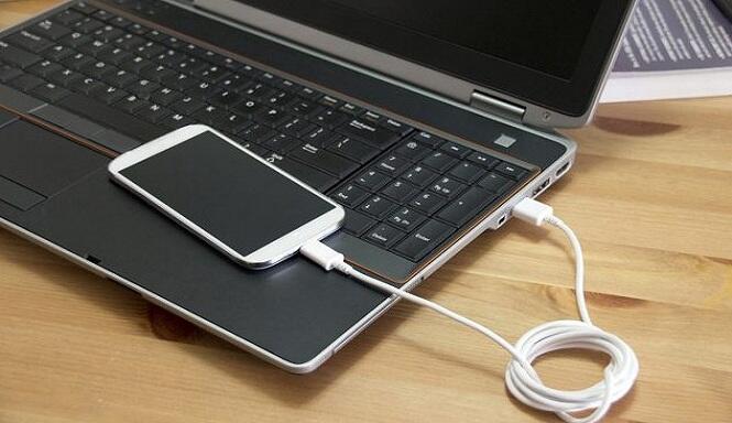 Bahayanya Ngecas HP Melalui Laptop