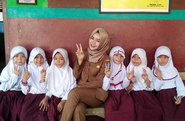 5 Keuntungan Pacaran Dengan Seseorang Yang Berprofesi Sebagai Guru