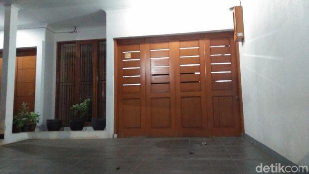 Dilempar Molotov, Rumah Kapitra Dipasang Garis Polisi