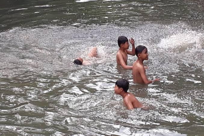 Virall !! Zaman Ahok Kali Item Di Pake Berenang, Kenapa Sekarang Jadi Hitam Dan Bau ?