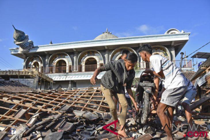 Tim SAR berupaya evakuasi korban gempa dari runtuhan masjid