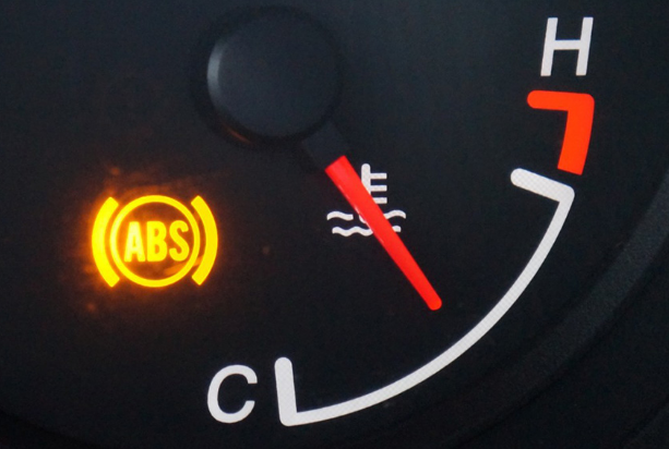 Arti Jika Indikator Rem Parkir atau ABS di Panel Meter Menyala