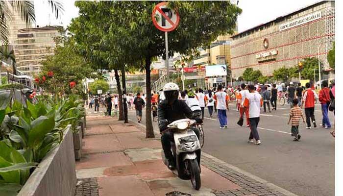 Hati-hati guys! Pemotor Lewat Trotoar Bisa Dipenjara...