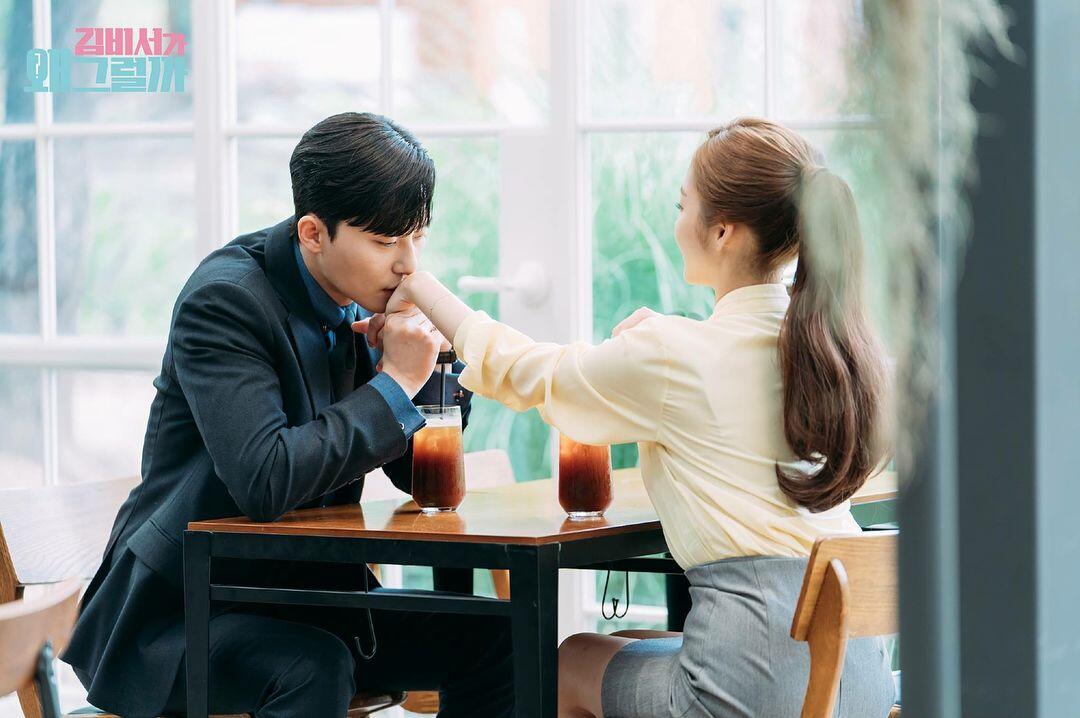 Terlalu So Sweet, 4 Zodiak Ini Suka Mengumbar Kemesraan di Depan Umum