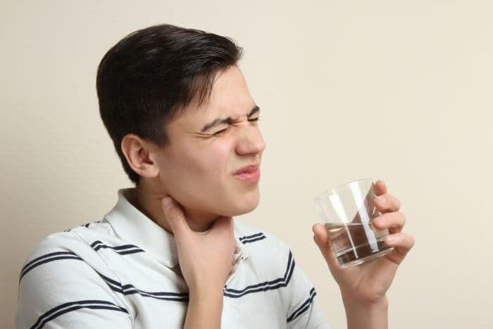 Minum Sambil Berdiri Ternyata Punya 7 Dampak Buruk yang Gak Main-main!