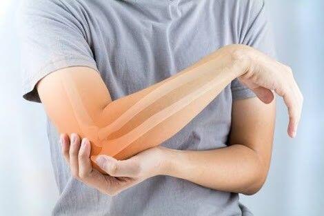 Minum Sambil Berdiri Ternyata Punya 7 Dampak Buruk yang Gak Main-main!