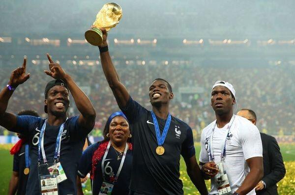 Manchester United Pertahankan Paul Pogba, Barcelona Gigit Jari