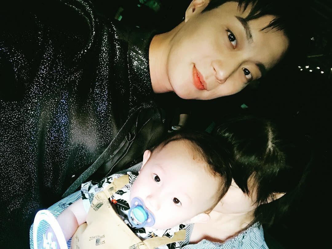 7 Idol KPop yang Sayang Keponakan, Suami Material Nih!