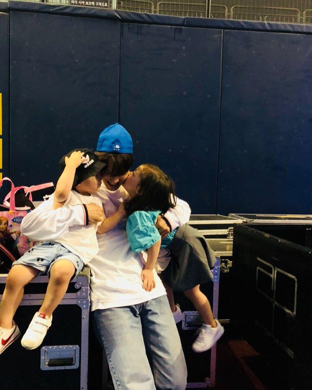 7 Idol KPop yang Sayang Keponakan, Suami Material Nih!