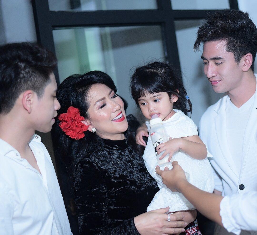 Tema Hitam Putih, 10 Potret Seru Ulang Tahun Venna Melinda & Keluarga