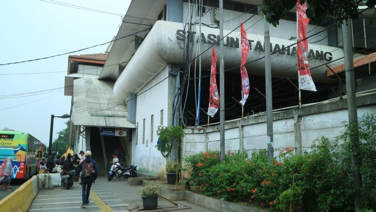PKL Takut Skybridge Tanah Abang Bikin Pembeli Kabur